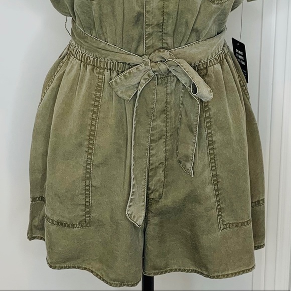 Short sleeve short romper with button front - Picture 3 of 4